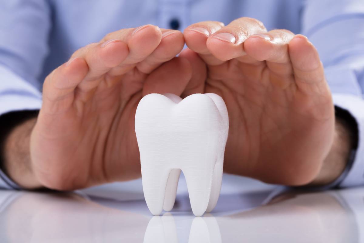 hands over tooth icon